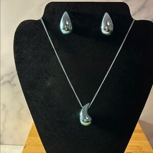 Elegant Metallic Blue Teardrop Necklace and Earring Set